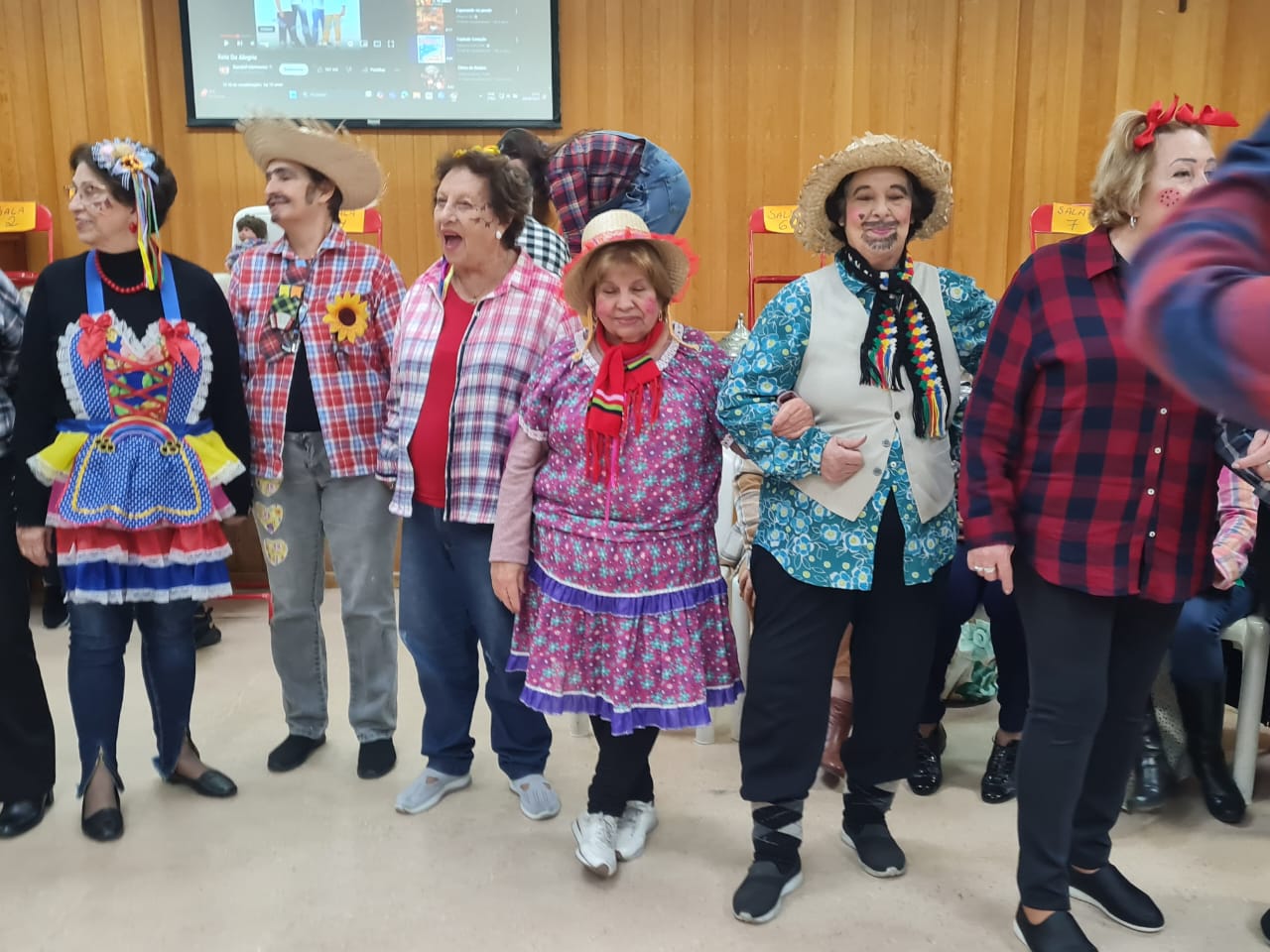 Idade Ativa do UNISAL SP e escola salesiana Santa Teresinha encerraram semestre com Festa Junina e aula de Enologia