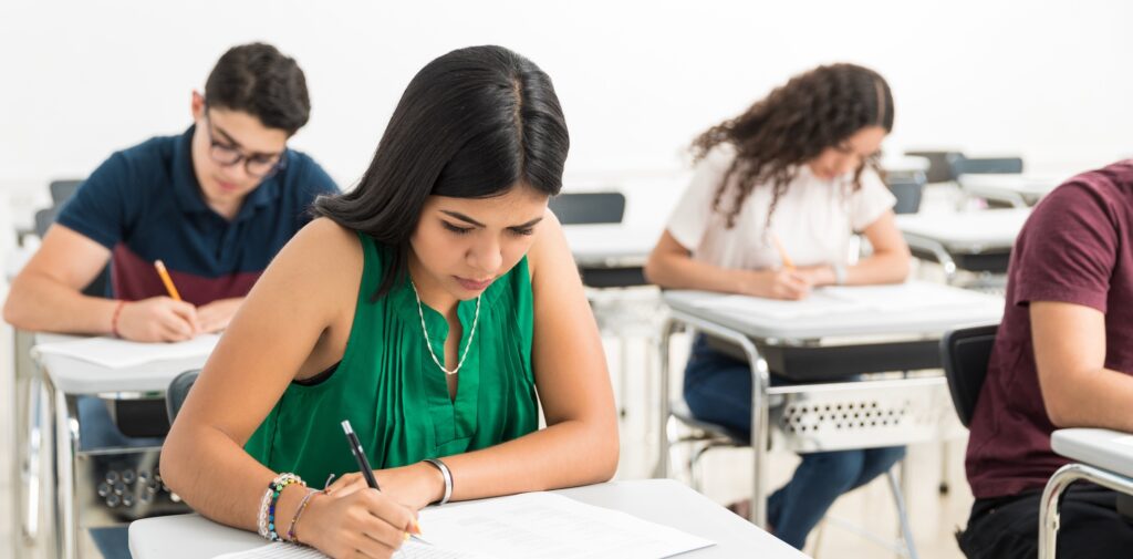 Estudantes fazem exames em sala de aula