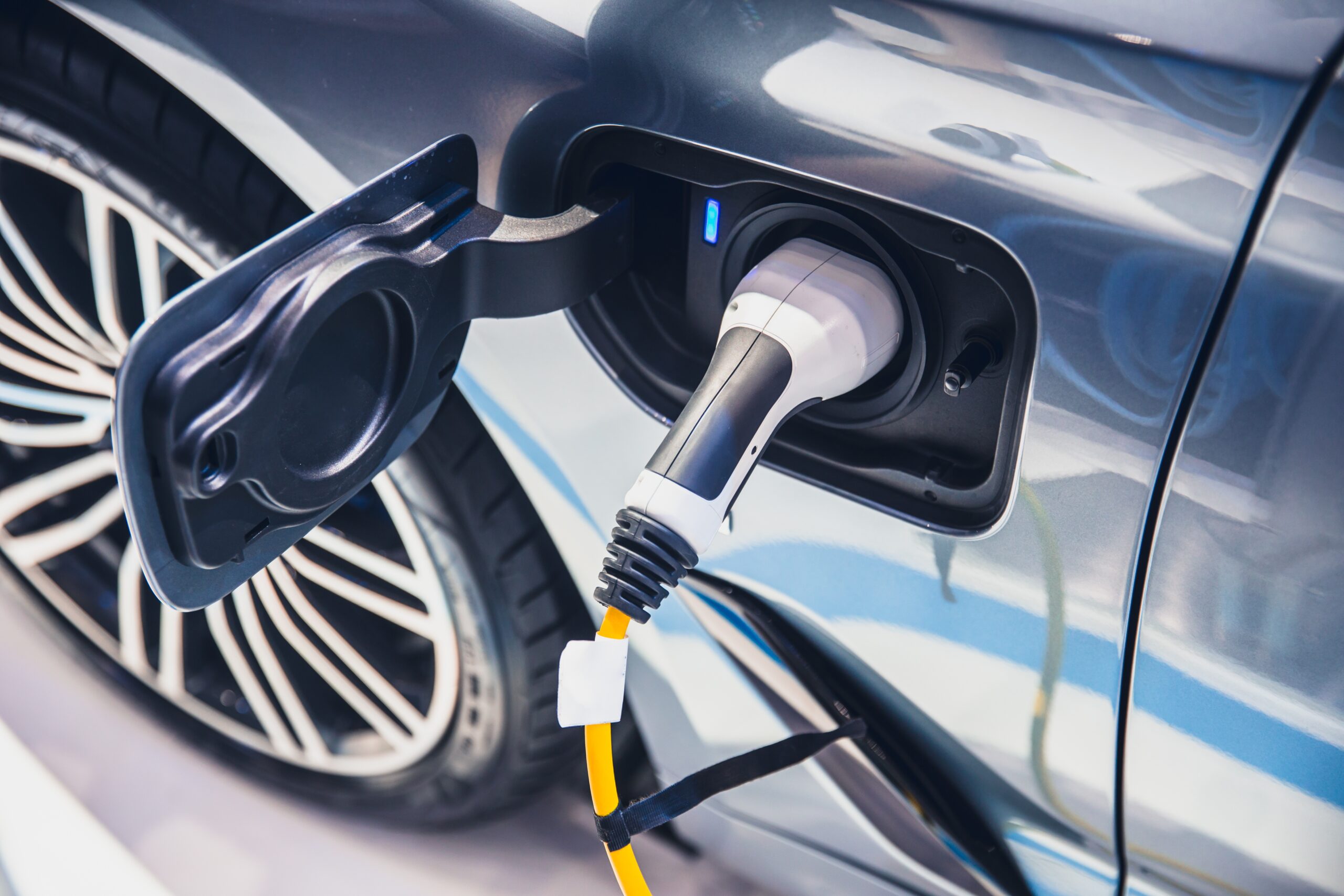 Conhecendo veículos a combustão, híbridos e elétricos